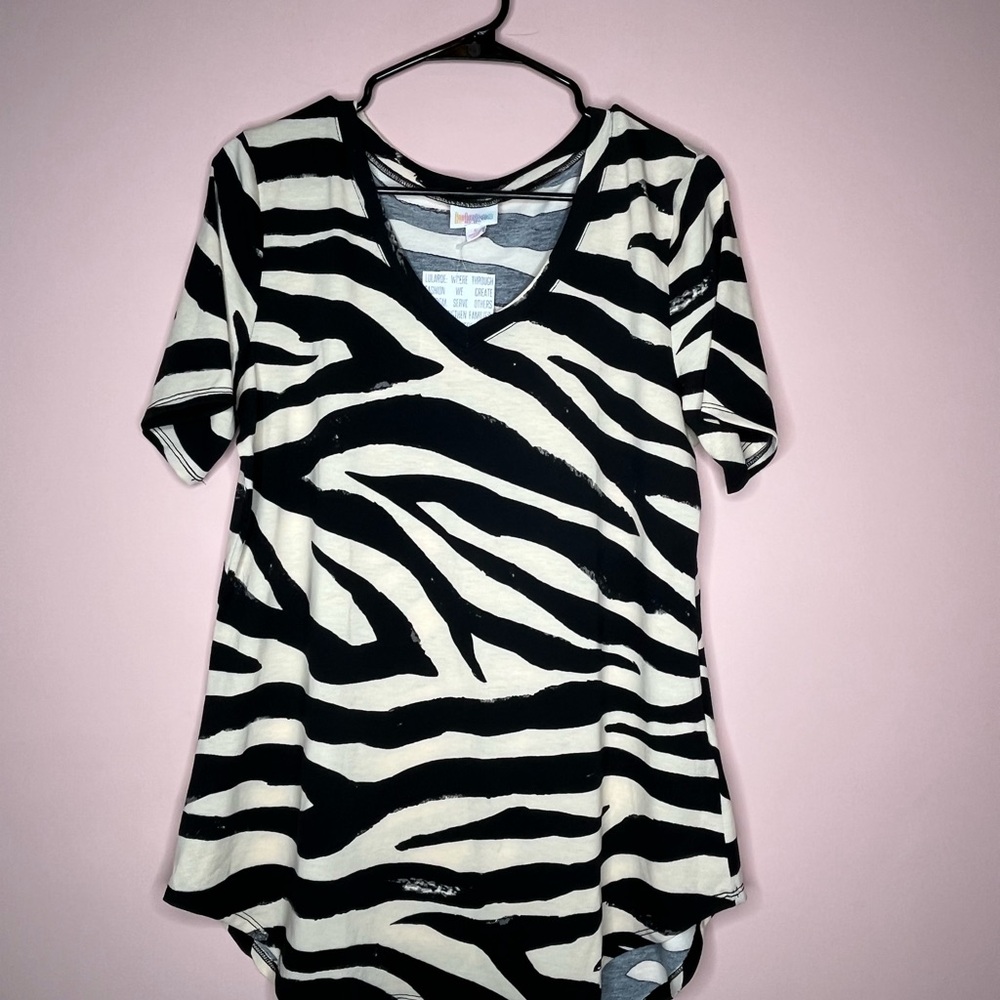 NWT LulaRoe Iris Black and White Graphic Short Sleeve Tee